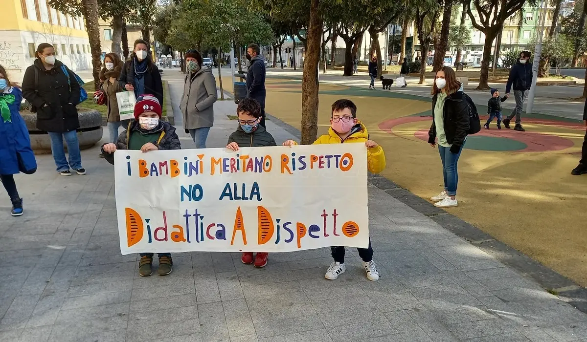 Calabria dei paradossi, scuole chiuse e locali della movida aperti: protesta a Cosenza