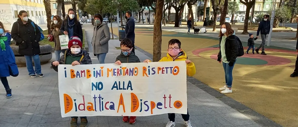Calabria dei paradossi, scuole chiuse e locali della movida aperti: protesta a Cosenza