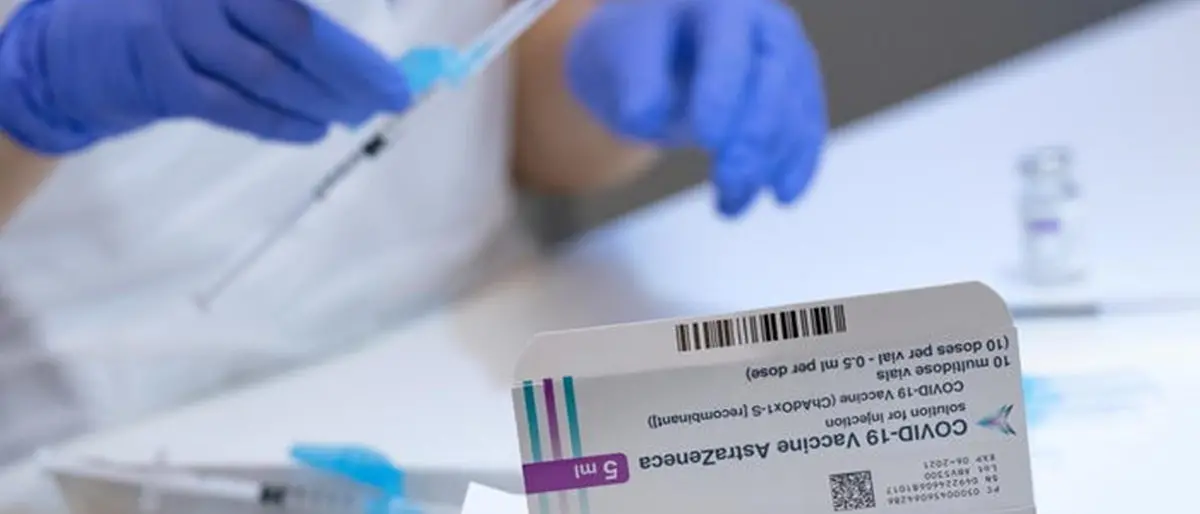 Covid, vaccino AstraZeneca anche agli over 65: c'è il via libero del Ministero