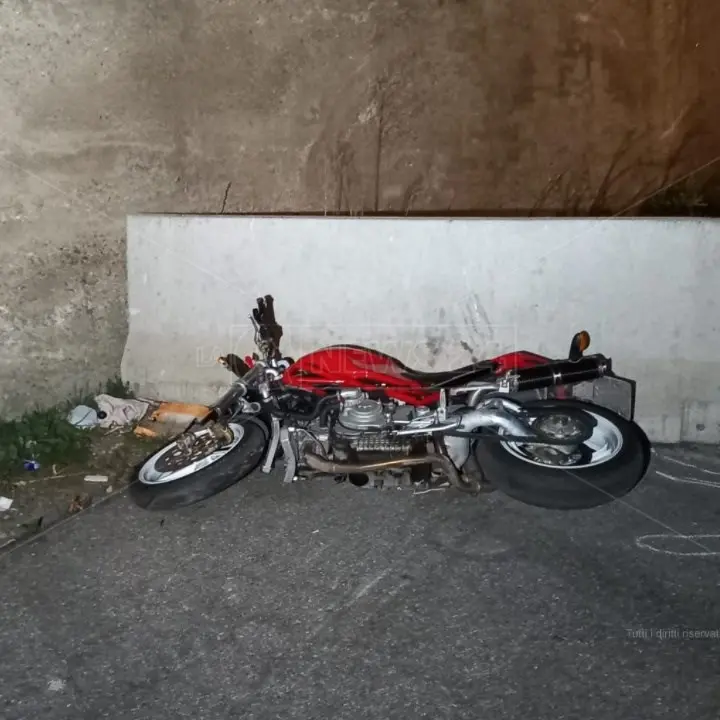 Incidente a Cosenza, si schianta con la moto su barriere di cemento: muore 33enne