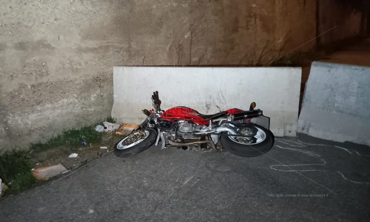 Incidente a Cosenza, si schianta con la moto su barriere di cemento: muore 33enne