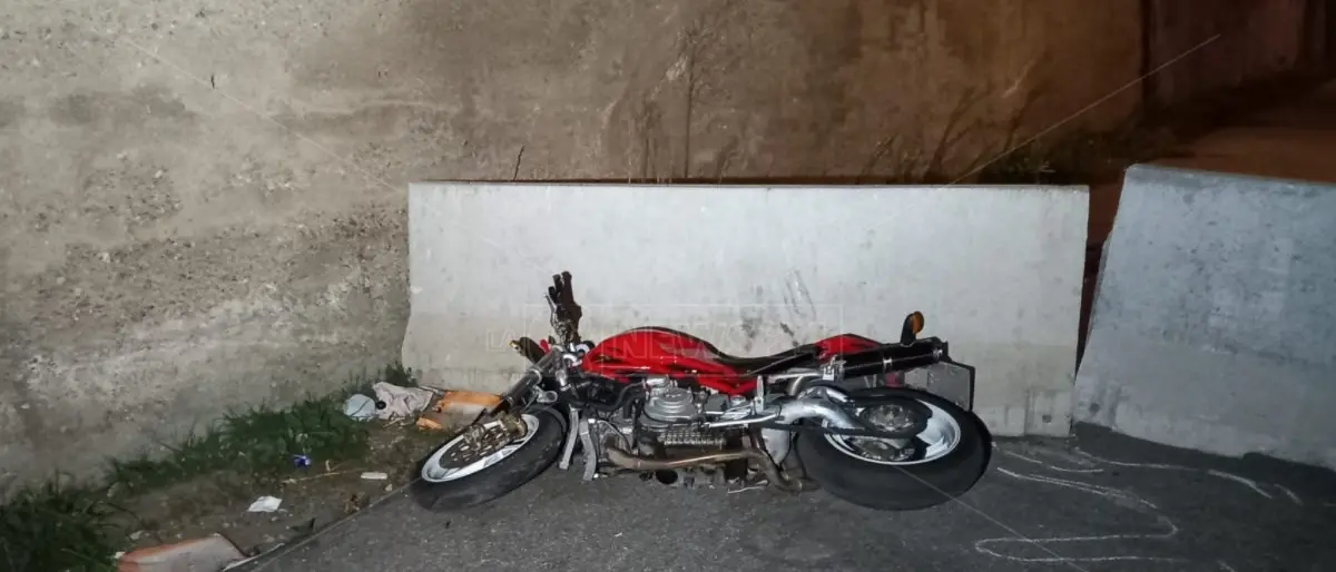 Incidente a Cosenza, si schianta con la moto su barriere di cemento: muore 33enne