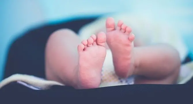 Corigliano-Rossano, neonata denutrita soccorsa dai carabinieri: «Piangeva dalla fame»