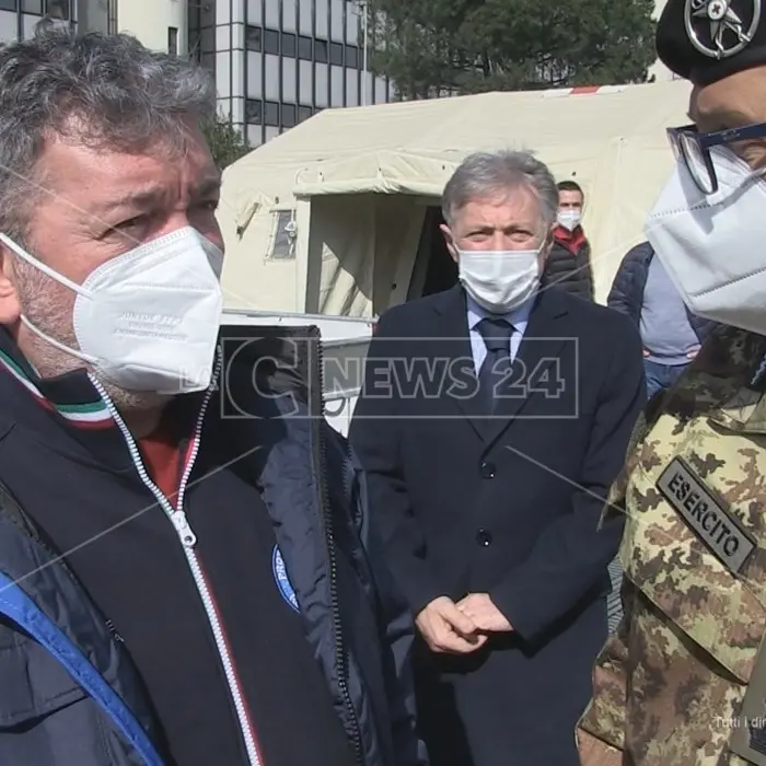 Cosenza, l’ospedale militare punto vaccini: «Partiamo con 250 dosi al giorno»