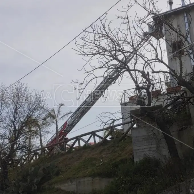 Corigliano Rossano: a fuoco il tetto di una casa, momenti di paura