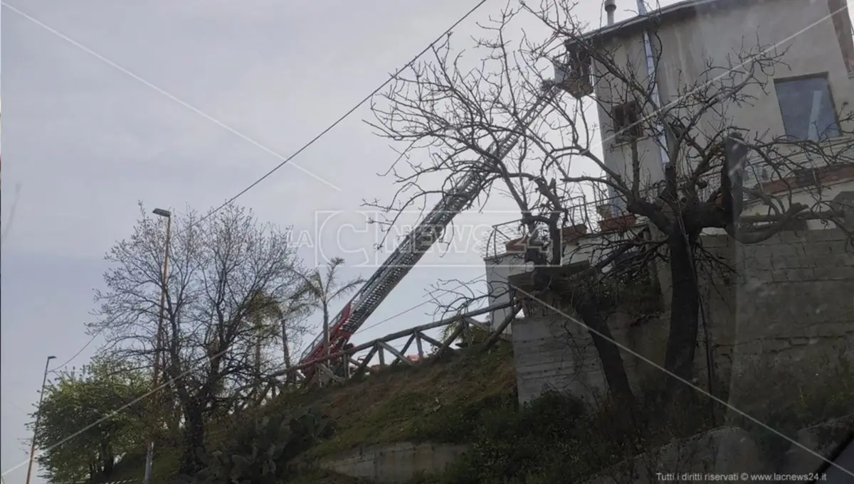 Corigliano Rossano: a fuoco il tetto di una casa, momenti di paura