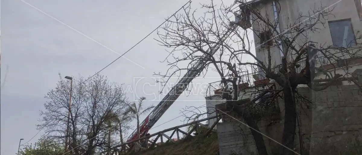 Corigliano Rossano: a fuoco il tetto di una casa, momenti di paura