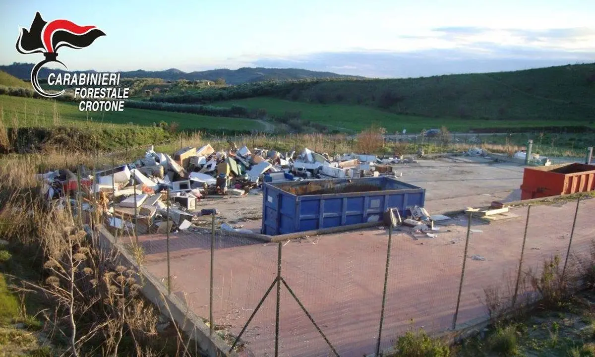 Rocca di Neto, irregolarità nella gestione dell’isola ecologica: una denuncia