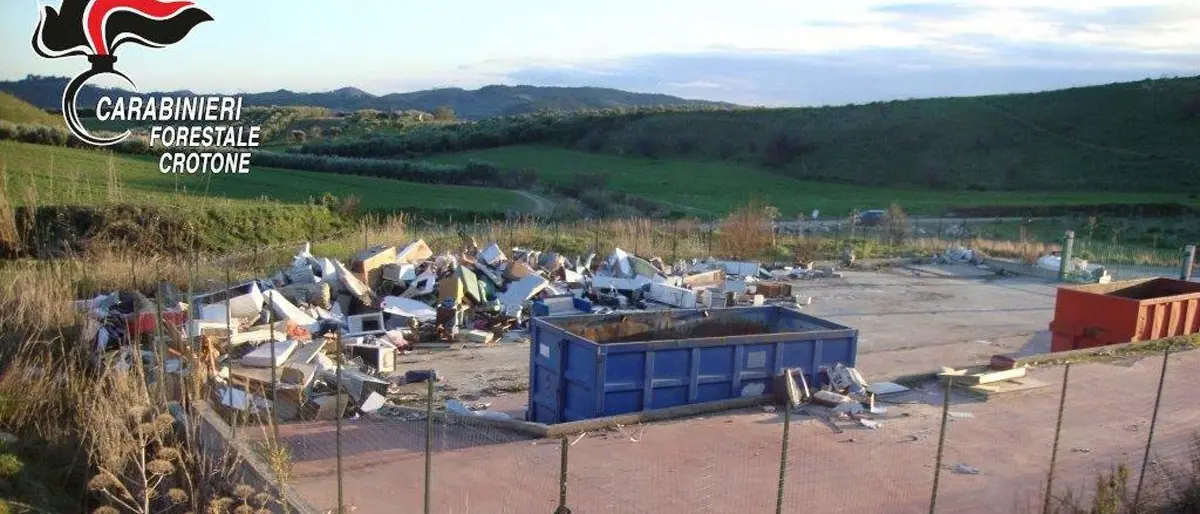 Rocca di Neto, irregolarità nella gestione dell’isola ecologica: una denuncia