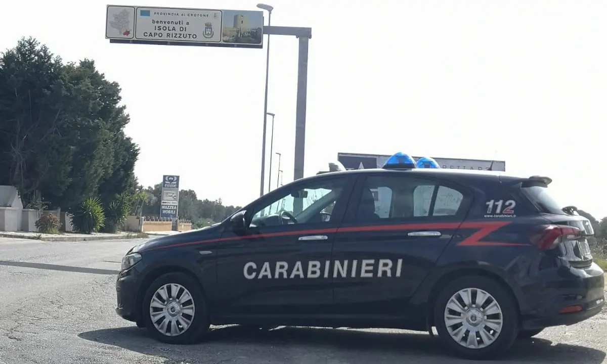 Isola Capo Rizzuto, lite in strada sfocia in accoltellamento: arrestato 73enne