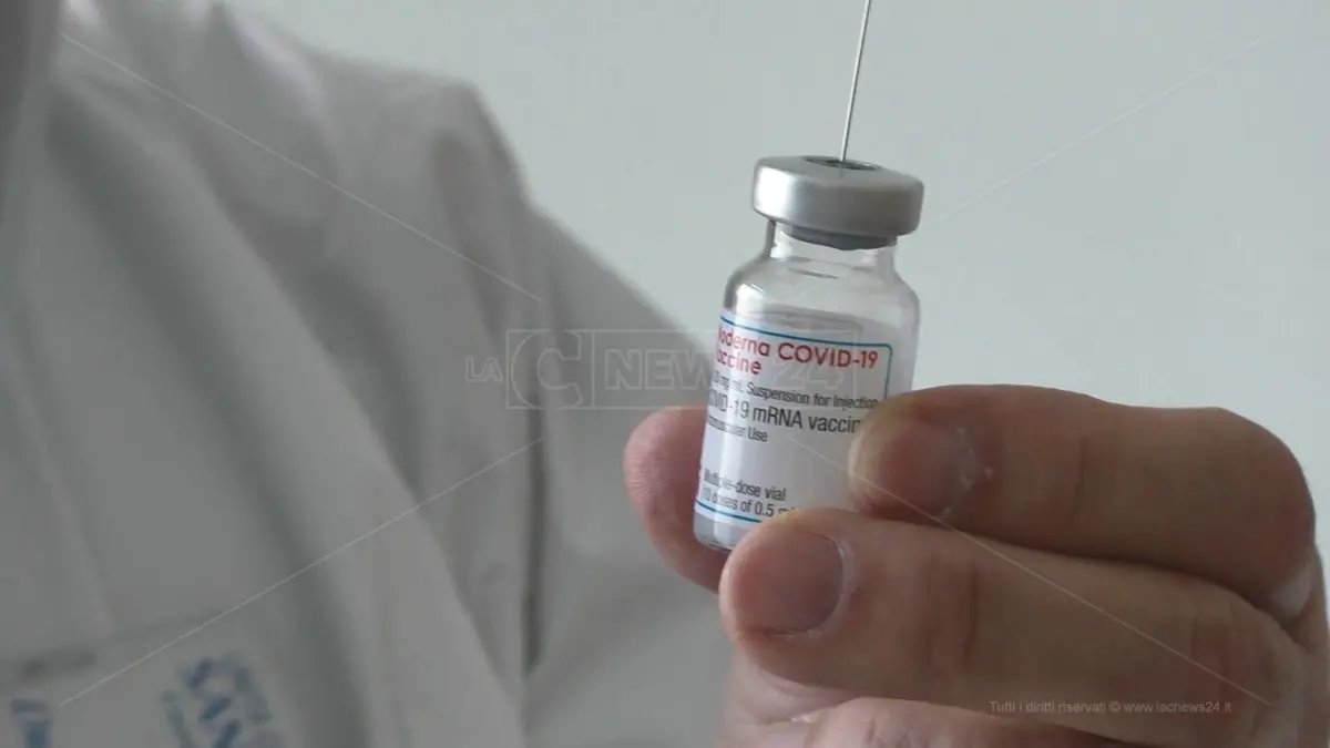 Vaccini Covid, in Calabria prenotazioni online attive con due mesi di ritardo ma è subito caos