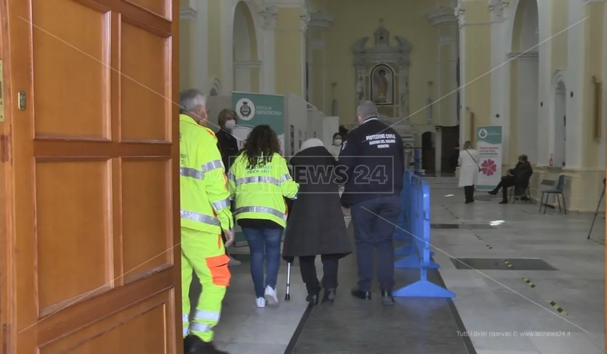 Covid, a Mendicino si vaccina in chiesa sulle orme di San Giuseppe Moscati