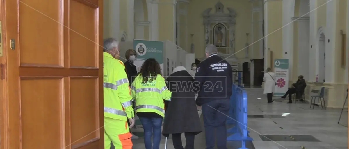 Covid, a Mendicino si vaccina in chiesa sulle orme di San Giuseppe Moscati
