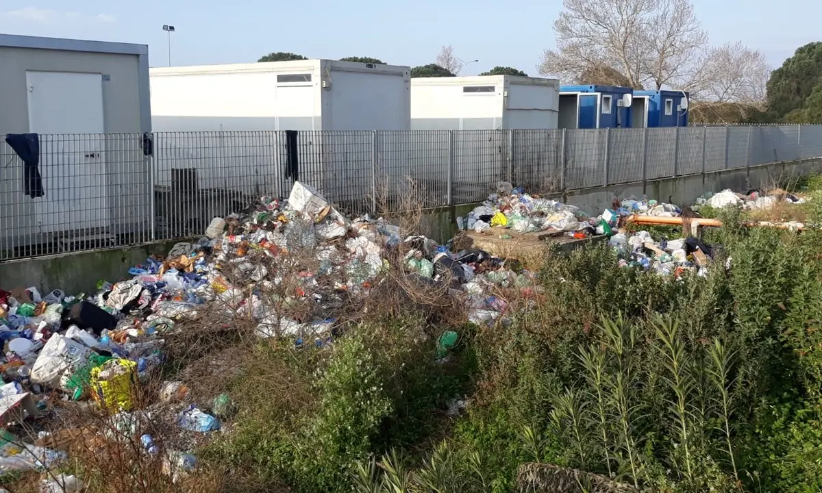 Tendopoli migranti, la denuncia dei vigili del fuoco: «Costretti a lavorare tra rifiuti e ratti»