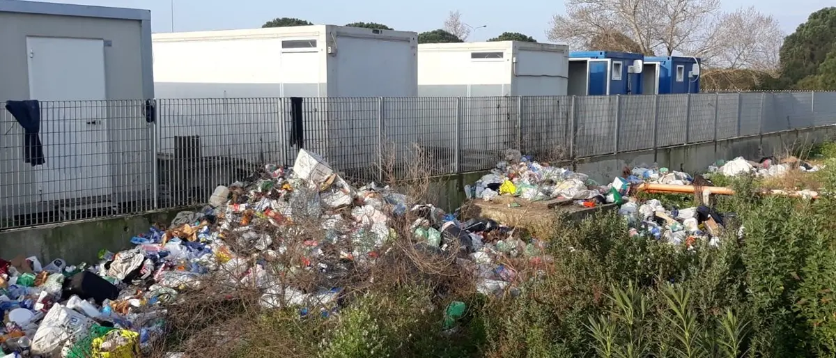 Tendopoli migranti, la denuncia dei vigili del fuoco: «Costretti a lavorare tra rifiuti e ratti»