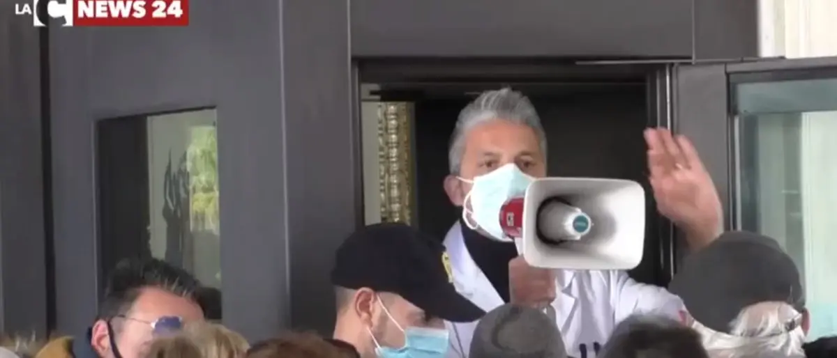 Il fallimento della Calabria urlato con il megafono in faccia a un popolo rassegnato e senza futuro