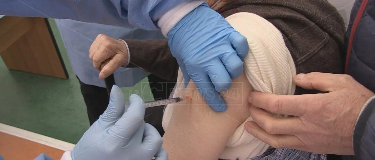 Vaccini, mille dosi di Vibo dirottate a Reggio Calabria: protestano i sindaci