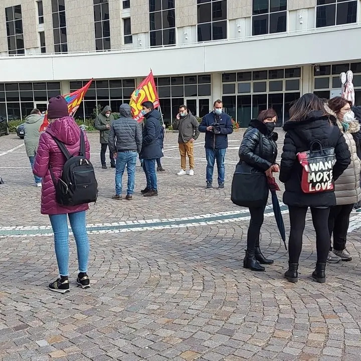 Sant’Anna hospital, i dipendenti in piazza per l'accreditamento: «Protesta a oltranza»