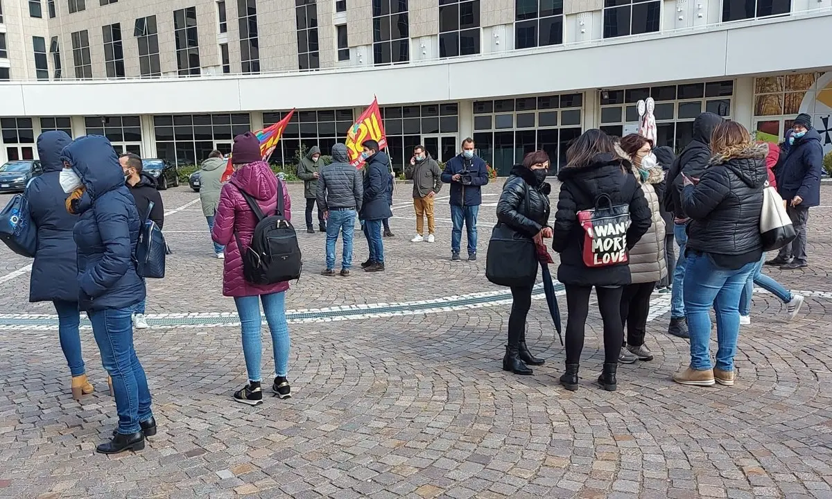 Sant’Anna hospital, i dipendenti in piazza per l'accreditamento: «Protesta a oltranza»