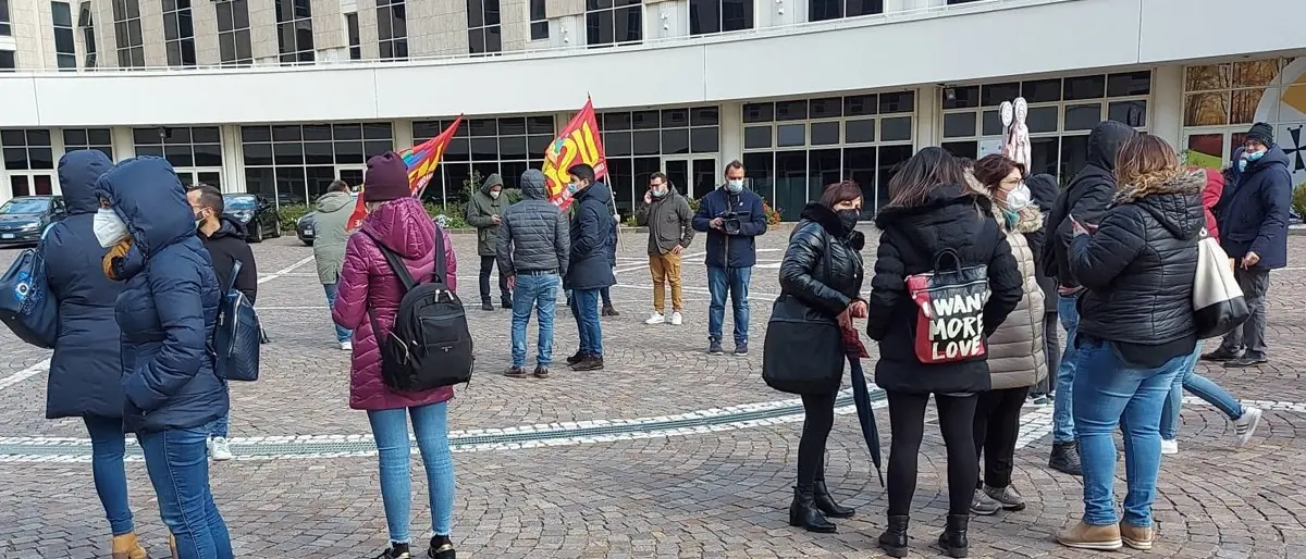 Sant’Anna hospital, i dipendenti in piazza per l'accreditamento: «Protesta a oltranza»