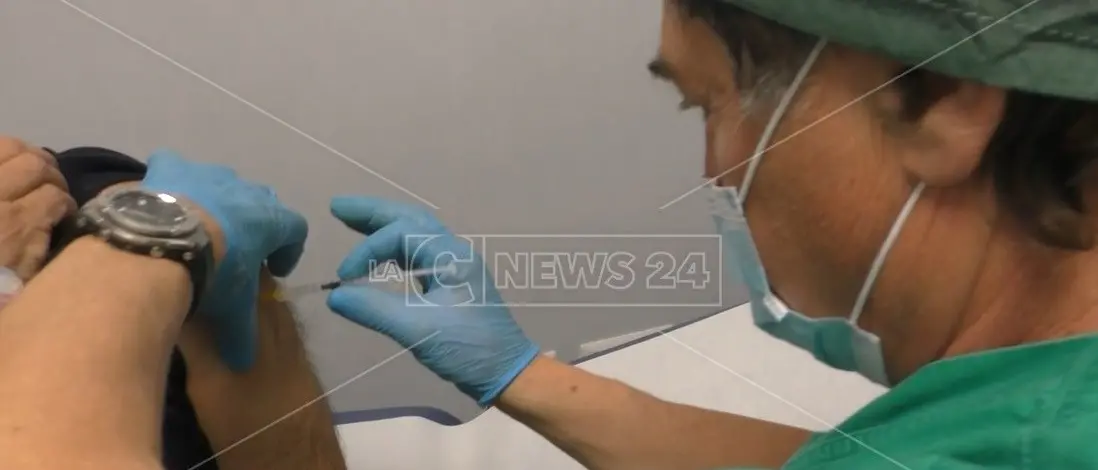 Caos Vaccini, Reggio non ha le dosi per i richiami e sospende la prime somministrazioni