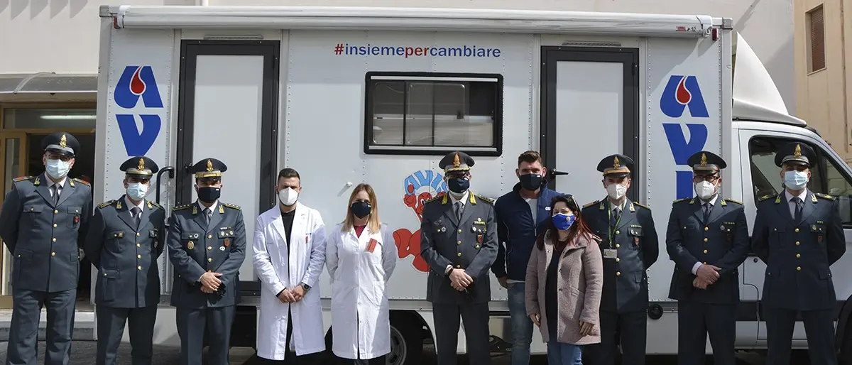 Fiamme di solidarietà, i finanzieri reggini donano sangue e distribuiscono beni alimentari