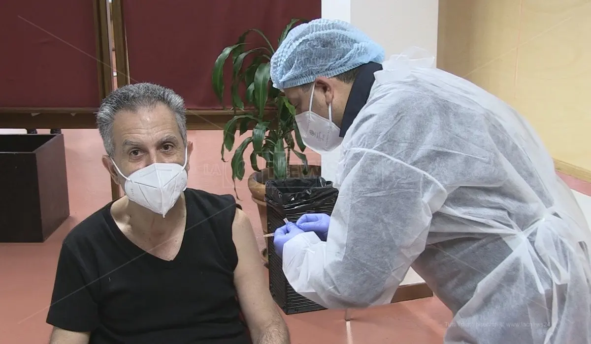 L'esempio del rettore, primo vaccinato all'Università della Calabria