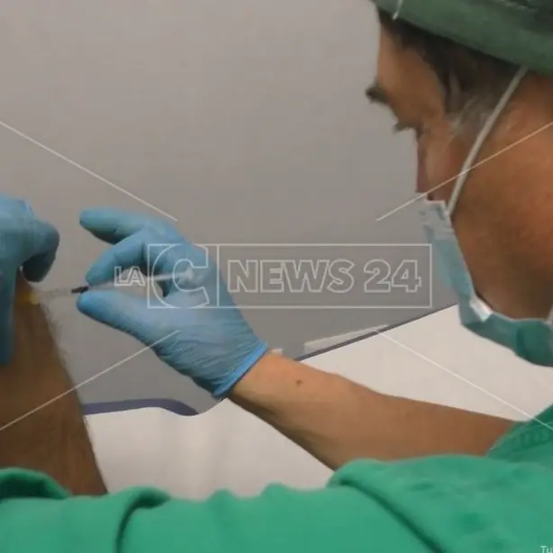 Covid, ecco le 5 categorie che riceveranno il vaccino dopo over 80 e docenti