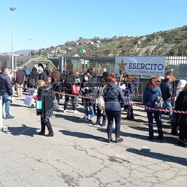 Cosenza, al via le vaccinazioni per il personale scolastico: oggi 300 somministrazioni