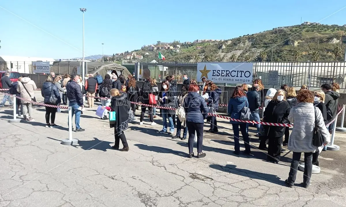 Cosenza, al via le vaccinazioni per il personale scolastico: oggi 300 somministrazioni