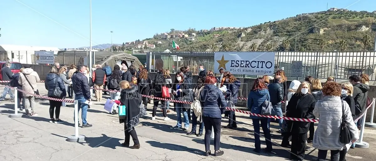 Cosenza, al via le vaccinazioni per il personale scolastico: oggi 300 somministrazioni