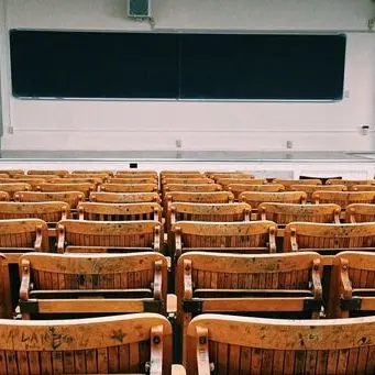 Scuole superiori e università, Spirlì proroga la didattica in presenza al 50%