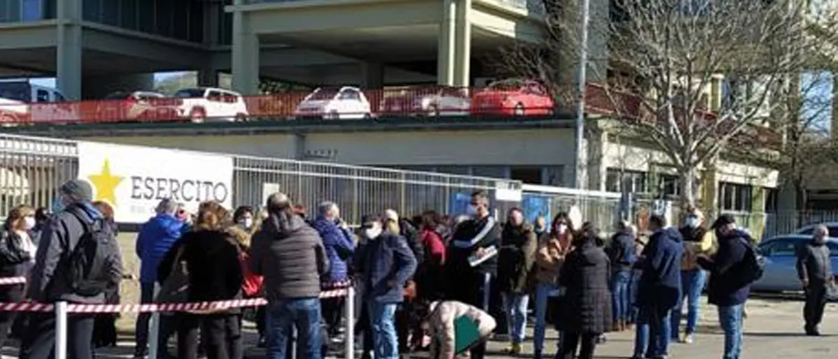 AstraZeneca, i calabresi vaccinati con le fiale ritirate: «Abbiamo paura ma ci dicono che non c’è pericolo»