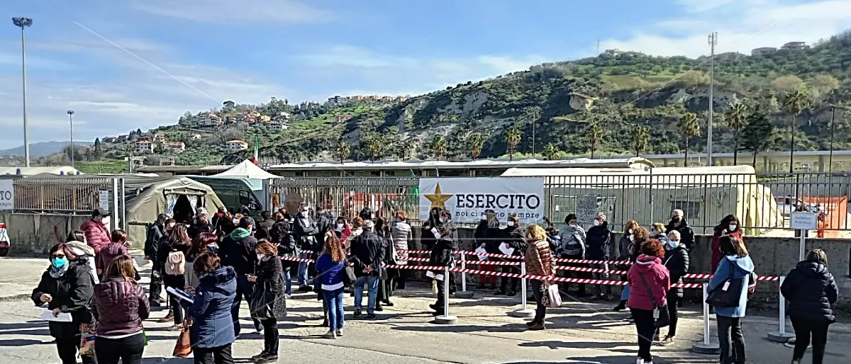 AstraZeneca, i vaccinati: «Stiamo bene ma ci hanno lasciato completamente da soli»