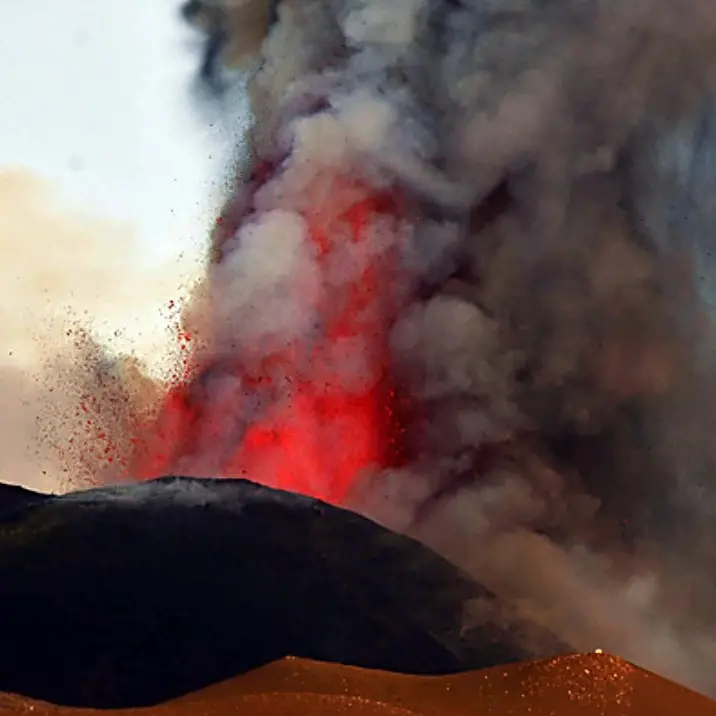 L'Etna torna a dare spettacolo: fontana di lava e nube di cenere alta 10 chilometri