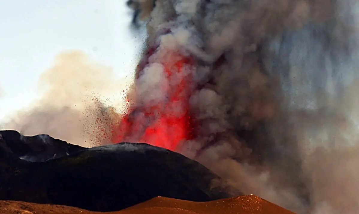 L'Etna torna a dare spettacolo: fontana di lava e nube di cenere alta 10 chilometri