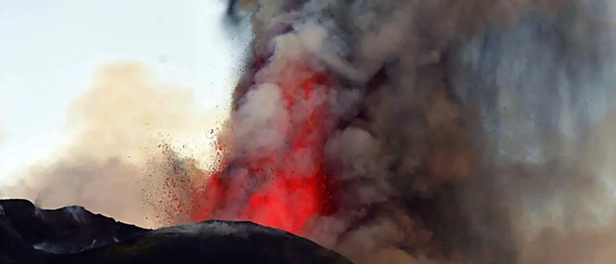 L'Etna torna a dare spettacolo: fontana di lava e nube di cenere alta 10 chilometri