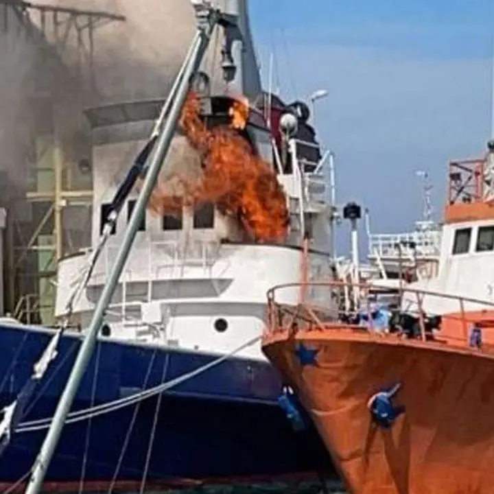 Crotone, in fiamme rimorchiatore nel porto: tratto in salvo un uomo