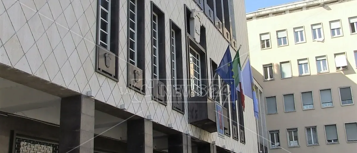 Cosenza, il Comune si schiera contro i sospetti favoritismi nelle vaccinazioni