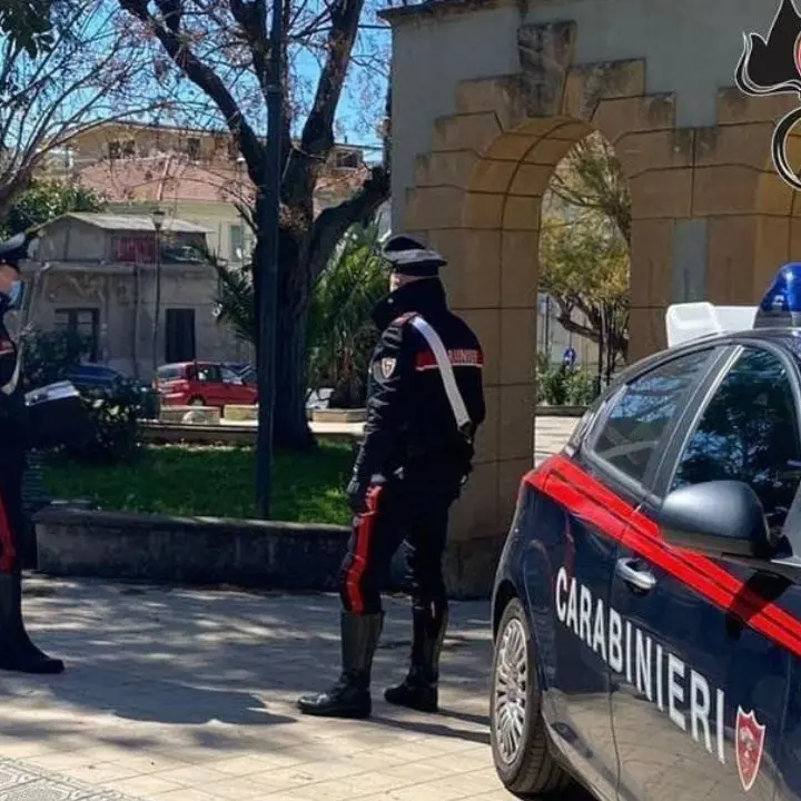 Villa San Giovanni, accoltella un giovane in piazza durante una lite: arrestato