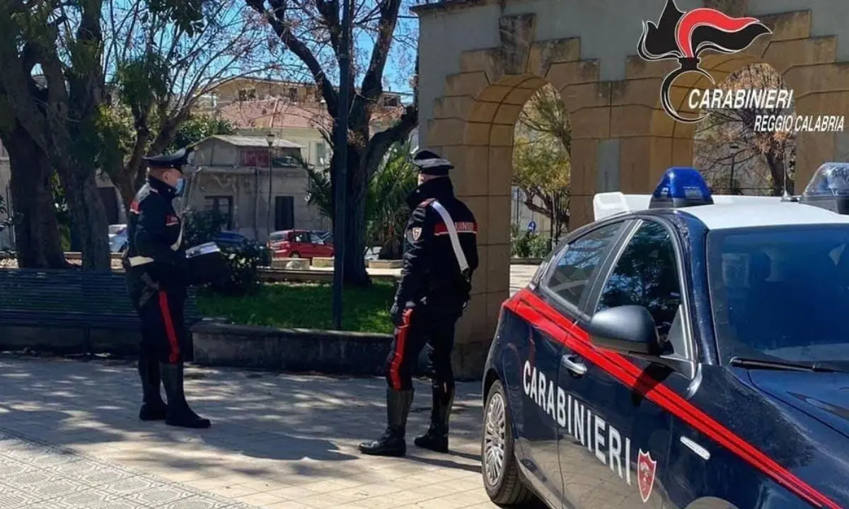 Villa San Giovanni, accoltella un giovane in piazza durante una lite: arrestato