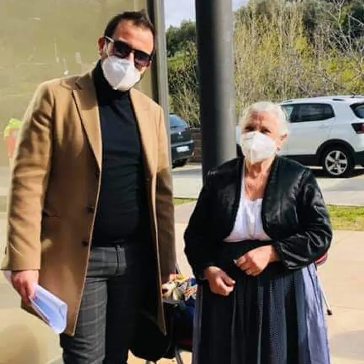 Rosaria, in abito arbereshe per vaccinarsi: «Per la seconda dose quello della festa»