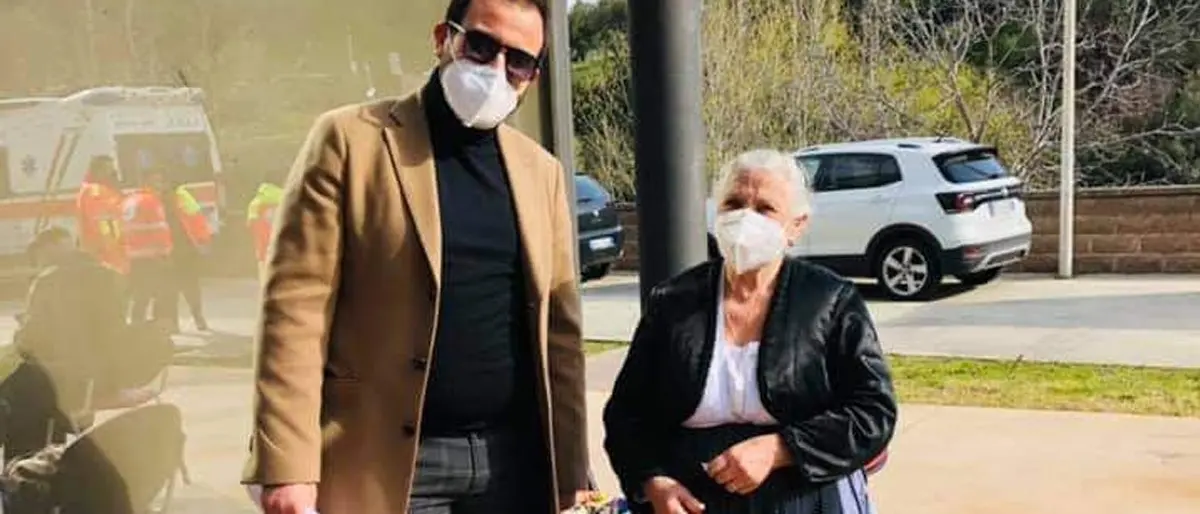 Rosaria, in abito arbereshe per vaccinarsi: «Per la seconda dose quello della festa»