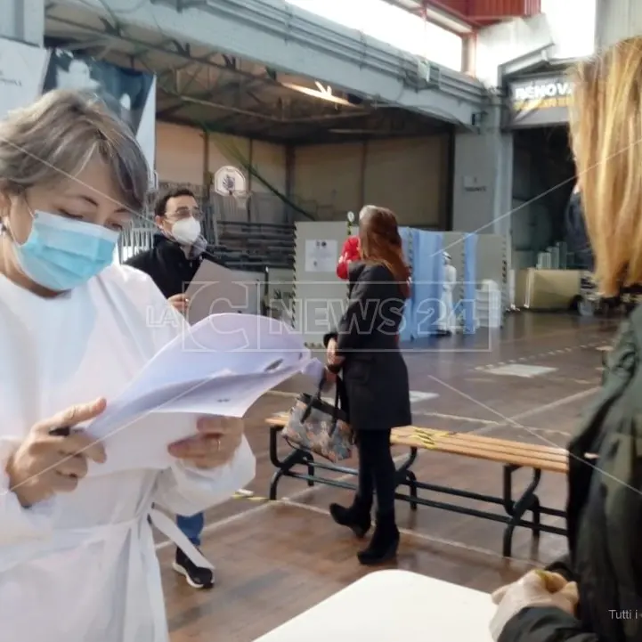 Covid, a Vibo iniziata la vaccinazione di docenti e personale Ata della provincia
