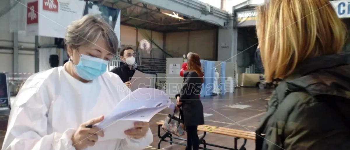 Covid, a Vibo iniziata la vaccinazione di docenti e personale Ata della provincia