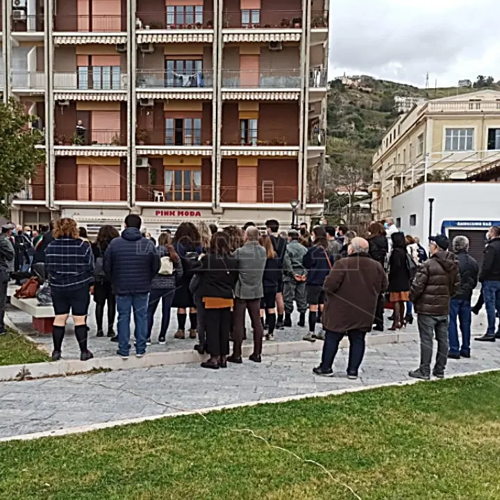 Spari contro l'auto di un carabiniere a Cetraro, Libera in piazza: «Atto di gravità assoluta»