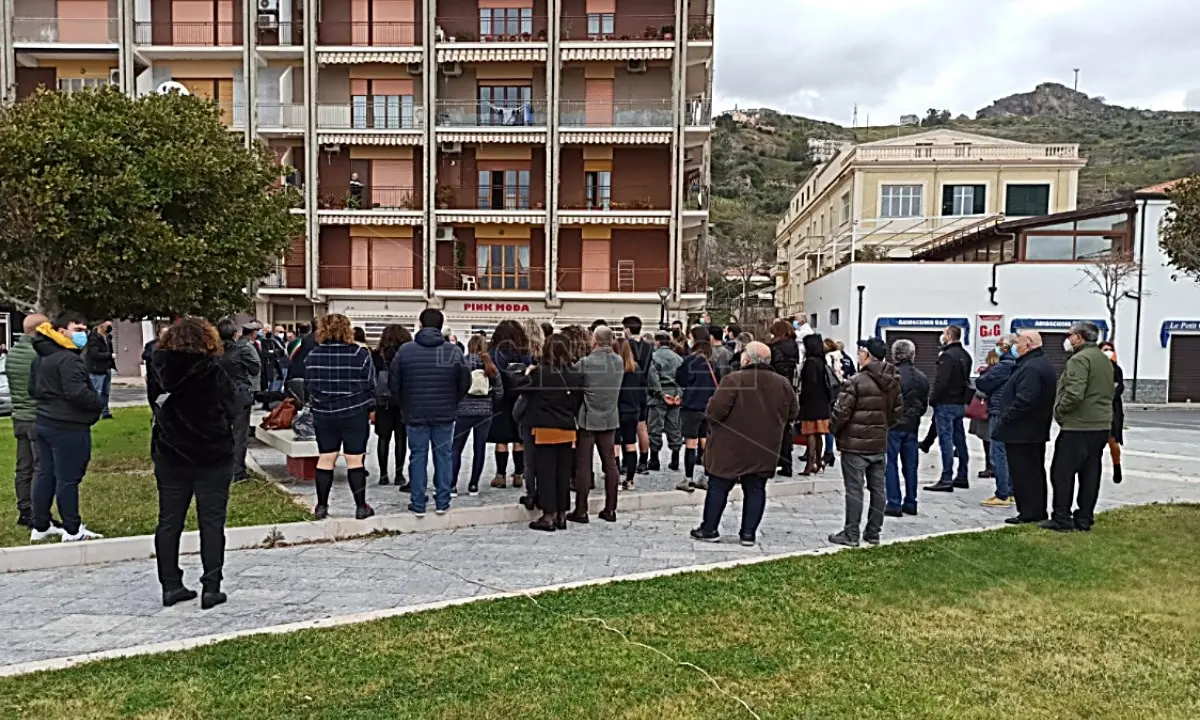 Spari contro l'auto di un carabiniere a Cetraro, Libera in piazza: «Atto di gravità assoluta»