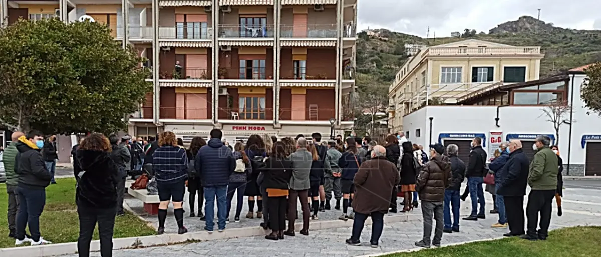 Spari contro l'auto di un carabiniere a Cetraro, Libera in piazza: «Atto di gravità assoluta»