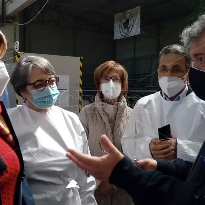 Covid, Spirlì a Vibo per la campagna vaccinale tra i docenti: «Chiudere le scuole? Vedremo i dati»