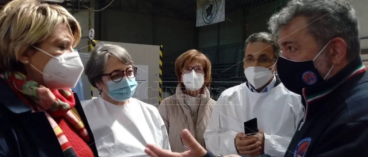 Covid, Spirlì a Vibo per la campagna vaccinale tra i docenti: «Chiudere le scuole? Vedremo i dati»